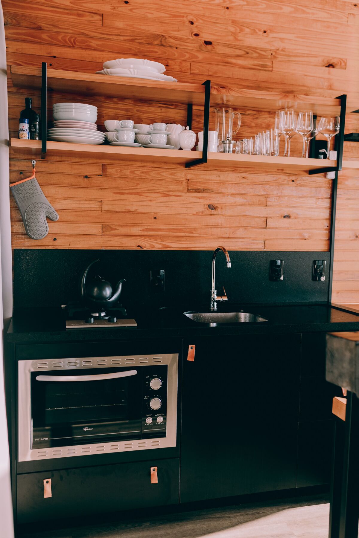 Cozinha organizada com armários abertos mostrando utensílios categorizados