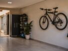 bicicleta suspensa em suporte de parede em corredor de apartamento moderno