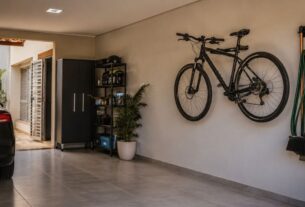 bicicleta suspensa em suporte de parede em corredor de apartamento moderno