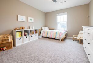 como organizar brinquedos quarto de criança prateleira caixa organizadora colorida categorias chão livre organizado