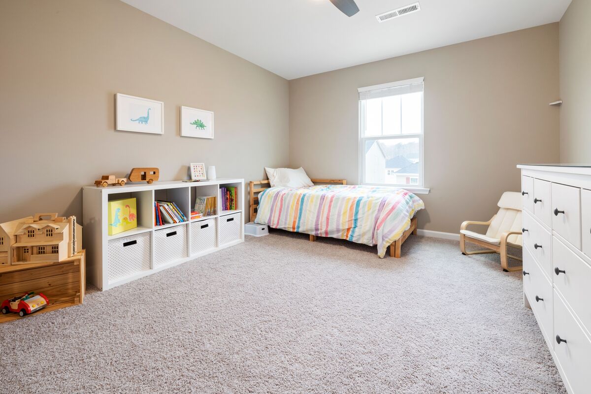 como organizar brinquedos quarto de criança prateleira caixa organizadora colorida categorias chão livre organizado