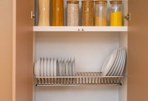 como organizar despensa com potes e etiquetas