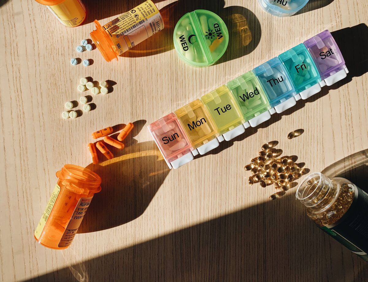 como organizar medicamentos em casa com caixa organizadora
