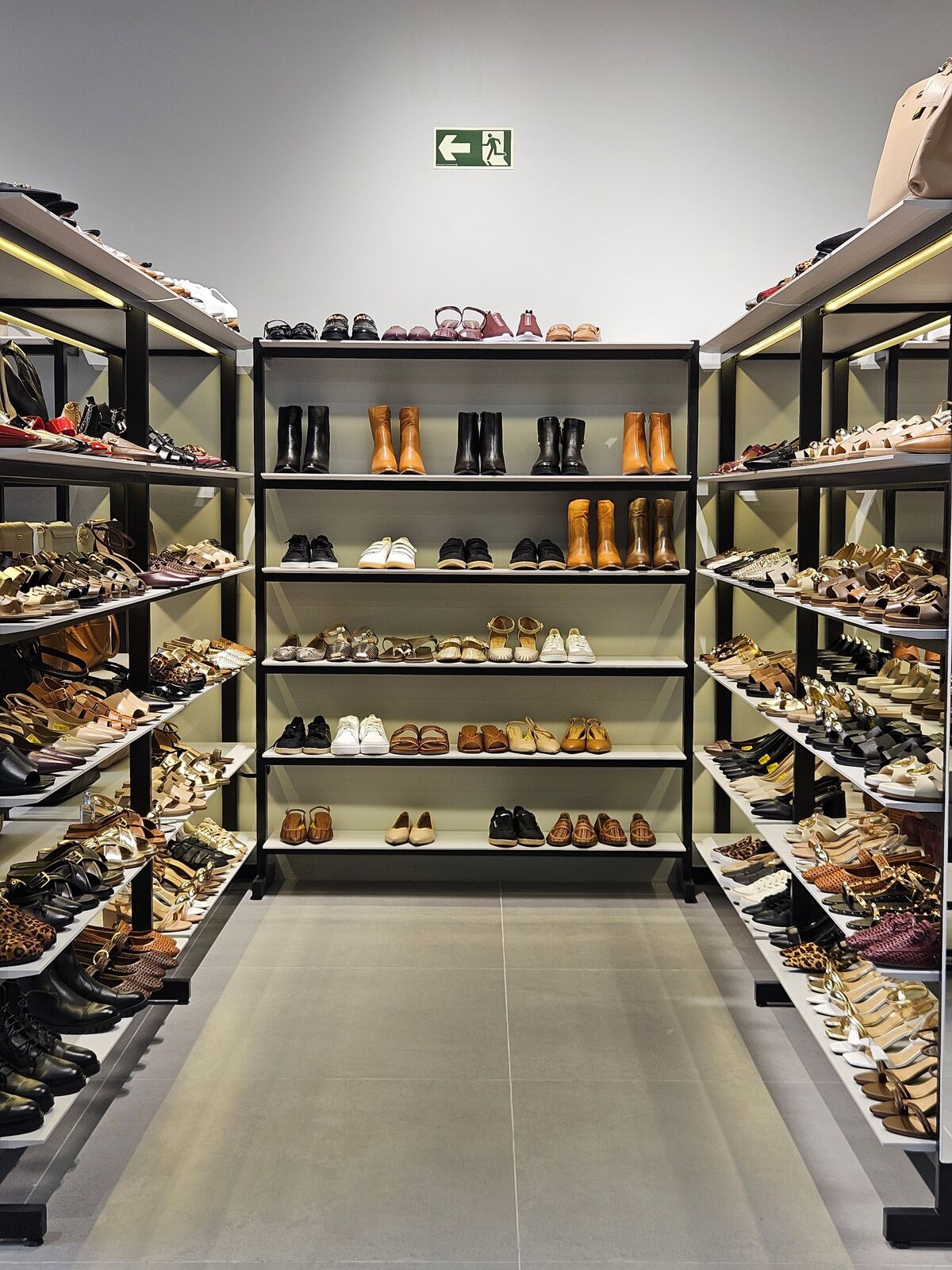 como organizar sapatos em casa com sapateira
