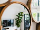 Aprenda como usar espelho na decoração de cada cômodo da casa. Sala, quarto, banheiro, corredor e cozinha — tipos, tamanhos, posicionamento e combinações para ampliar e valorizar qualquer ambiente.