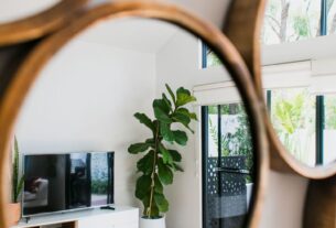 Aprenda como usar espelho na decoração de cada cômodo da casa. Sala, quarto, banheiro, corredor e cozinha — tipos, tamanhos, posicionamento e combinações para ampliar e valorizar qualquer ambiente.
