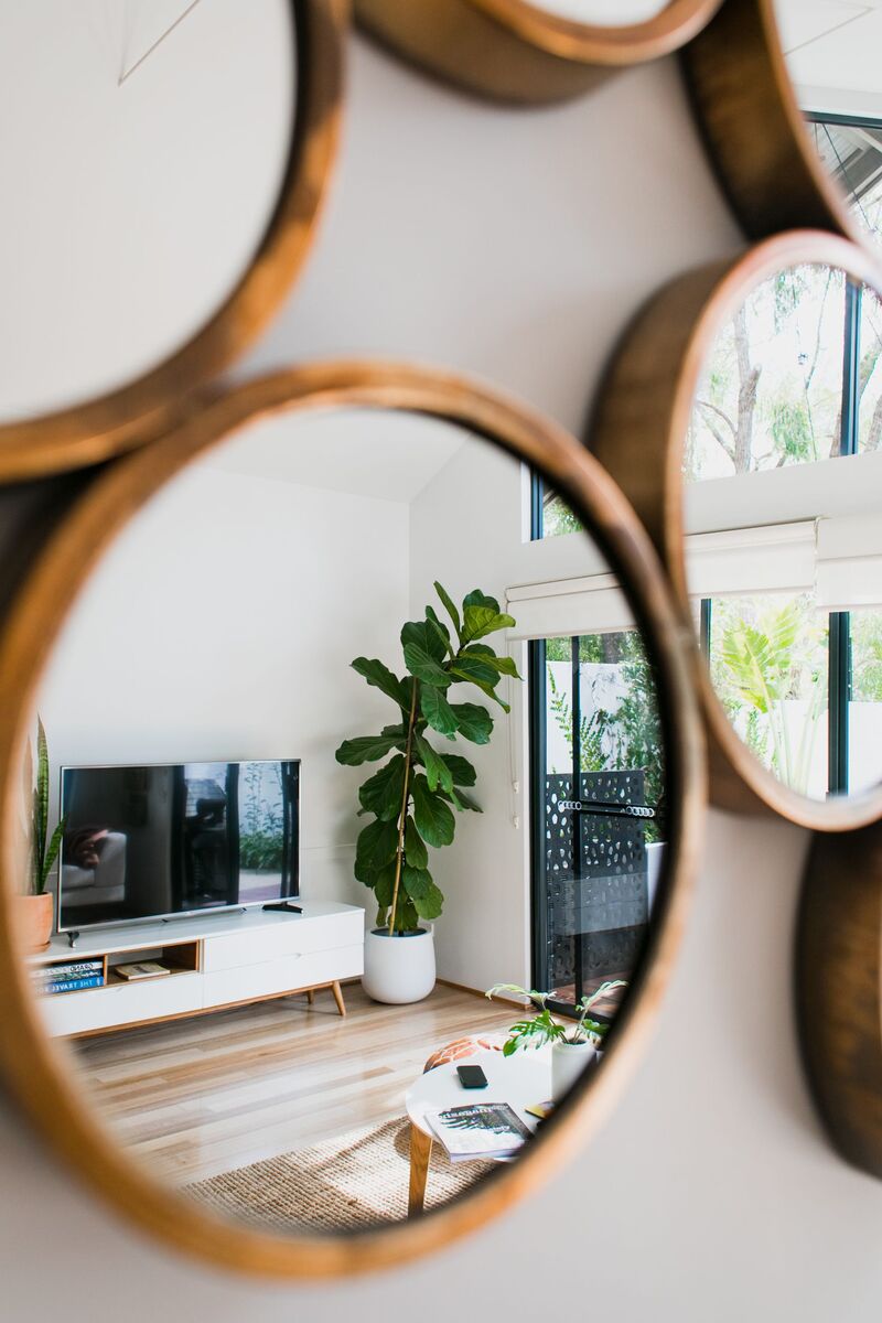 Aprenda como usar espelho na decoração de cada cômodo da casa. Sala, quarto, banheiro, corredor e cozinha — tipos, tamanhos, posicionamento e combinações para ampliar e valorizar qualquer ambiente.