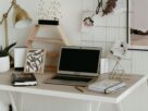 mesa de estudos organizada com notebook luminaria e porta lapis