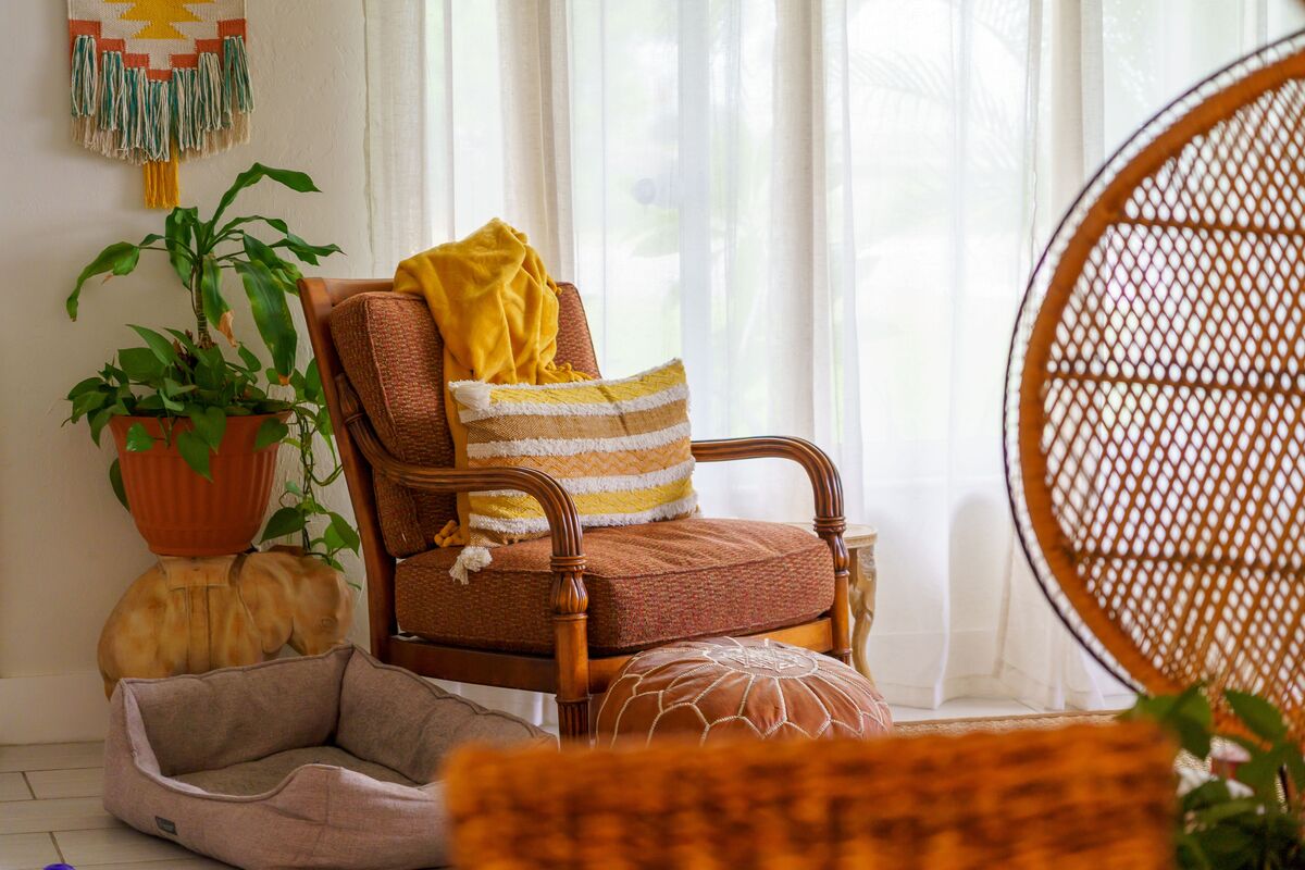 Descubra como aplicar a decoração boho chic em cada ambiente da sua casa. Cores, texturas, plantas, móveis e acessórios para criar espaços livres, acolhedores e cheios de personalidade