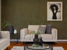 sala de estar com parede de destaque em verde salvia sofa bege e moveis de madeira clara