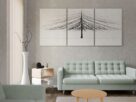 Sala de estar escandinava com sofá cinza claro, tapete de pelo longo branco, mesa de centro de madeira clara, plantas e luz natural abundante