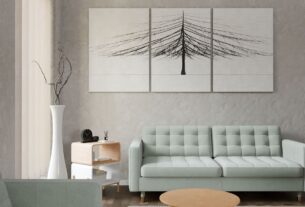 Sala de estar escandinava com sofá cinza claro, tapete de pelo longo branco, mesa de centro de madeira clara, plantas e luz natural abundante