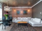 Decoração Estilo Industrial: Como Fazer em Casa Tijolos à vista, canos aparentes, metal enferrujado, madeira crua — quando a decoração estilo industrial surgiu nos anos 1990, muita gente torceu o nariz. Parecia descuido, parecia obra inacabada. Hoje é um dos estilos de decoração mais desejados do mundo — e justamente por isso: porque tem autenticidade. Enquanto outros estilos escondem a estrutura, o industrial a celebra. A decoração estilo industrial nasceu nos lofts de Nova York e Chicago, quando artistas começaram a transformar antigas fábricas e armazéns abandonados em espaços de moradia. O que era limitação virou estética — as vigas expostas, os tijolos sem reboco e os canos à mostra se tornaram os elementos mais valorizados do ambiente. Neste guia, a gente explica como aplicar o estilo industrial na sua casa de forma coerente, sem exageros e sem precisar derrubar paredes ou fazer grandes obras — porque o industrial, quando bem feito, é mais acessível do que parece. O estilo industrial não é sobre imperfeição — é sobre honestidade. Mostrar a estrutura, valorizar o bruto e transformar o funcional em estético. Quando você entende isso, fica fácil aplicar o conceito em qualquer espaço. O Que Define o Estilo Industrial na Decoração Antes de sair comprando móveis de metal e procurar tijolo aparente, é fundamental entender os princípios que definem o estilo industrial. Decoração industrial mal executada vira apenas um ambiente com aparência de reforma inacabada — e a diferença está na coerência. Os pilares do estilo industrial são: Exposição da estrutura: o que normalmente se esconde — tijolos, vigas, canos, dutos — fica à mostra e se torna parte intencional da decoração. Materiais brutos e naturais: concreto, ferro, aço, madeira crua e couro são os materiais protagonistas. Paleta de cores sóbria: cinza, preto, chumbo, marrom, ferrugem e branco sujo dominam — com poucos ou nenhum acento de cor saturada. Imperfeição intencional: superfícies com marcas de uso, patina natural do metal, madeira com veios e nós aparentes — a imperfeição é uma qualidade, não um defeito. Escala generosa: o estilo industrial favorece ambientes com pé-direito alto, janelas grandes e espaços amplos — mas existem adaptações eficientes para espaços menores. Segundo a Faculdade de Arquitetura e Urbanismo da USP, o estilo industrial contemporâneo é uma das correntes mais estudadas no design de interiores brasileiro — especialmente pela forma como dialoga com a realidade das construções urbanas nacionais, que frequentemente têm estrutura aparente por necessidade. A Paleta de Cores do Estilo Industrial A paleta do industrial é sóbria, urbana e deliberadamente afastada dos tons pastéis e vibrantes. Isso não significa ausência de personalidade — significa que a cor vem dos materiais, não da tinta. As Cores Base Cinza: em todas as suas variações — desde o cinza claro do concreto até o grafite escuro do metal. É a cor síntese do industrial. Preto: presente nas estruturas metálicas, nos perfis de janela, nas luminárias e nos detalhes de acabamento. Branco sujo e off-white: nas paredes neutras que servem de fundo para os elementos estruturais mais pesados. Marrom e terracota: vindos da madeira crua e do tijolo — tons quentes que equilibram a frieza do metal e do concreto. As Cores de Acento O estilo industrial admite acentos de cor com moderação — especialmente quando há influência do estilo vintage ou retrô: Ferrugem e cobre — metais oxidados que trazem calor à paleta fria Verde escuro militar — presente em luminárias e objetos decorativos Azul petróleo e denim — acentos sofisticados que complementam o cinza Vermelho tijolo — quando o próprio tijolo aparente já não está presente A sala industrial combina elementos que normalmente ficam escondidos — tijolo, metal, concreto — transformando a estrutura bruta no principal elemento estético do ambiente. Materiais Essenciais do Estilo Industrial Os materiais são o coração do estilo industrial — e a escolha certa deles é o que separa um ambiente autêntico de uma imitação superficial. Tijolo Aparente O tijolo aparente é o elemento mais icônico do estilo industrial. Pode ser aplicado em uma única parede de destaque — o que já transforma completamente o ambiente — ou em todas as paredes para aquele efeito loft total. Como Aplicar Tijolo Aparente Parede de tijolo real: remover o reboco de uma parede existente que tenha tijolo por baixo é a solução mais autêntica e econômica — o tijolo já está lá, só precisa ser revelado. Consulte um engenheiro antes de qualquer intervenção estrutural. Revestimento de tijolinho: placas cerâmicas com textura e aparência de tijolo, aplicadas sobre o reboco existente. Mais prático, sem obra pesada. Veja revestimentos de tijolinho para parede no Amazon. Papel de parede de tijolo: a solução mais acessível e sem obra — perfeita para quem mora de aluguel ou quer testar o estilo sem compromisso. Concreto e Cimento Queimado O concreto aparente e o cimento queimado são os materiais de piso e bancada mais associados ao estilo industrial. O cimento queimado tem a vantagem de poder ser aplicado sobre pisos e paredes existentes — sem necessidade de demolição. A ABNT normatiza a aplicação de cimento queimado e concreto aparente em ambientes internos para garantia de durabilidade e segurança. A aplicação correta exige impermeabilização adequada, especialmente em cozinhas e banheiros. Metal e Ferro Metal é o segundo material mais presente no industrial — aparece nas estruturas, prateleiras, luminárias, puxadores, pernas de móveis e detalhes decorativos. As principais opções: Ferro preto fosco: o mais autêntico ao estilo — presente em estruturas, prateleiras e luminárias. Aço escovado: acabamento mais refinado, frequente em cozinhas industriais. Cobre e bronze: trazem calor à paleta fria do industrial — usados em detalhes e acessórios. Metal enferrujado ou patinado: a oxidação natural do metal é valorizada no estilo — não é descuido, é estética. Madeira Crua e Reaproveitada A madeira no estilo industrial é sempre bruta — com veios, nós e marcas de uso aparentes. Madeira de demolição e reaproveitada é especialmente valorizada por trazer história e autenticidade ao ambiente. Além da estética, o uso de madeira reaproveitada tem apelo sustentável — alinhado com as diretrizes do Ministério do Meio Ambiente sobre consumo sustentável. Madeira certificada pelo FSC Brasil é a alternativa nova que garante origem responsável. Móveis para Decoração Industrial Os móveis do estilo industrial combinam dois materiais principais — madeira e metal — em estruturas simples, robustas e funcionais. O excesso de ornamento é o oposto do industrial. Sala de Estar Industrial Sofá de couro: o couro — natural ou sintético de qualidade — é o revestimento mais associado ao industrial. Tom escuro ou caramelo. Veja sofás de couro estilo industrial no Amazon. Mesa de centro com tampo de madeira e pés de metal: o móvel síntese do industrial — a combinação dos dois materiais principais em um único elemento funcional. Estante de aço e madeira: prateleiras em madeira sustentadas por perfis de aço preto — funcional, estético e de fácil execução. Veja estantes industriais de metal e madeira no Amazon. Poltrona de couro ou lona: modelos com estrutura metálica aparente e estofado em couro ou lona — clássicos do industrial. Cozinha Industrial A cozinha industrial é a aplicação mais natural do estilo — afinal, cozinhas profissionais são o ambiente original do design industrial funcional. Armários com portas de madeira crua ou MDF rústico — sem detalhes ornamentais. Puxadores de cano ou perfil de ferro preto — um detalhe de baixo custo e alto impacto. Bancada de concreto, pedra ou inox — materiais brutos e fáceis de limpar. Prateleiras abertas de madeira e metal — em vez de armários superiores tradicionais. Torneira com acabamento preto fosco ou cobre — o detalhe que completa a estética. A cozinha industrial revela o que as cozinhas tradicionais escondem — bancada de concreto, estrutura metálica e madeira crua criam um ambiente funcional e com muito charme. Iluminação Industrial: Elemento Protagonista No estilo industrial, a luminária não é apenas fonte de luz — é objeto decorativo de protagonismo. É um dos elementos mais fáceis e acessíveis de incorporar ao estilo sem grandes obras. Tipos de Luminária Industrial Pendente de gaiola: o modelo mais icônico do industrial — estrutura metálica em formato de gaiola com lâmpada filamento à vista. Veja pendentes de gaiola industrial no Amazon. Pendente de cone metálico: chapéu de metal esmaltado — clássico das fábricas e armazéns dos anos 1940. Disponível em preto, verde musgo, cobre e grafite. Trilho de spots: trilho de metal com múltiplos spots direcionáveis — muito usado em lofts industriais para iluminação flexível de grandes espaços. Arandela de parede com braço articulado: herança do design industrial de escritórios — funcional e esteticamente coerente com o estilo. Lâmpada filamento à vista: lâmpadas com filamento de tungstênio aparente penduradas em cabos — solução minimalista e de alto impacto visual. Veja lâmpadas de filamento decorativas no Amazon. O Inmetro certifica as lâmpadas quanto à eficiência energética — mesmo as decorativas de filamento têm versões LED que reproduzem a estética com muito menor consumo de energia. Home Office Estilo Industrial O home office industrial é um dos ambientes onde o estilo brilha mais — a estética de trabalho e funcionalidade é completamente coerente com o conceito. Mesa de trabalho: tampo de madeira crua com cavaletes ou pernas de cano — ou tampo de concreto com estrutura metálica. Superfície robusta e com caráter. Prateleiras de metal e madeira: organizações abertas que expõem livros, objetos de trabalho e elementos decorativos — sem portas, sem esconder. Cadeira: couro com estrutura metálica — o clássico das cadeiras de escritório industrial dos anos 1950, hoje muito replicado com excelente resultado. Parede de tijolo ou concreto: o fundo perfeito para o home office industrial — e ainda excelente cenário para videochamadas. Confira nosso guia sobre como organizar home office para combinar a estética industrial com um sistema de organização funcional no dia a dia. O home office industrial combina madeira, metal e tijolo para criar um espaço de trabalho com personalidade forte — funcional, focado e esteticamente coerente. Como Aplicar o Estilo Industrial Sem Obras A boa notícia para quem mora de aluguel ou não quer investir em reforma é que o estilo industrial tem soluções de alto impacto sem nenhuma obra estrutural: Papel de parede de tijolo: reproduz o tijolo aparente sem remover reboco ou aplicar revestimento — removível e sem dano às paredes. Luminárias pendentes industriais: substituir a luminária existente por um pendente industrial é uma das intervenções de maior impacto com menor custo e esforço. Prateleiras de metal e madeira: fáceis de instalar com buchas comuns — não requerem obra e transformam completamente qualquer parede. Móveis e objetos industriais: sofá de couro, mesa com pés de metal, cadeira de estrutura metálica — cada peça incorporada aproxima o ambiente do estilo. Puxadores de metal preto fosco: trocar os puxadores de armários e gavetas por modelos de ferro preto é uma intervenção simples, barata e de grande impacto na cozinha e no banheiro. Plantas em vasos metálicos: cactos, suculentas e samambaia em vasos de metal enferrujado ou galvanizado são acessórios decorativos autênticos do estilo industrial. Veja vasos metálicos industriais no Amazon. Erros Comuns na Decoração Industrial O estilo industrial mal aplicado é facilmente identificável — e evitar esses erros é tão importante quanto conhecer os elementos certos. Exagerar nos materiais brutos: concreto em todos os pisos, tijolos em todas as paredes, metal em todos os móveis — o resultado é um ambiente pesado, frio e sem acolhimento. O industrial precisa de equilíbrio com madeira quente, textêxteis e plantas. Ignorar o conforto: o industrial não é sinônimo de desconforto. Almofadas, tapetes e textêxteis são bem-vindos — desde que nos materiais e cores corretos. Misturar com muitos outros estilos: o industrial combina bem com o rústico, o escandinavo e o minimalista — mas conflita com o provençal, o clássico e o maximalista. A mistura incoerente destrói a identidade do ambiente. Usar metal brilhante: cromado e dourado brilhante são o oposto do industrial — que valoriza o fosco, o oxidado e o envelhecido. Metal brilhante remete ao estilo glamour, não ao industrial. Para uma base sólida de organização que complemente a estética industrial, veja nosso guia de decoração minimalista — os dois estilos compartilham princípios importantes de funcionalidade e curadoria de objetos. Industrial com Toque Brasileiro O estilo industrial brasileiro tem uma identidade própria que o diferencia do loft nova-iorquino original. A mistura do industrial com elementos da cultura e do artesanato nacional cria ambientes únicos: Cerâmica artesanal nordestina em vasos e objetos sobre móveis de metal. Madeira de reflorestamento nacional — eucalipto e pinus tratado — em prateleiras e tampos de mesa. Palha e fibras naturais em luminárias e objetos decorativos — contraste orgânico com o metal. Arte urbana e grafite em painéis ou quadros — a conexão com a cultura industrial das grandes cidades brasileiras. Segundo o Sebrae, o mercado de decoração com artesanato brasileiro cresceu expressivamente — e a combinação de elementos industriais com peças artesanais nacionais é uma tendência consolidada no design de interiores do país. Decoração industrial combina com apartamento pequeno? Sim, com adaptações inteligentes. Em apartamentos pequenos, o estilo industrial funciona melhor quando aplicado em elementos pontuais — luminária pendente industrial, prateleiras de metal e madeira, um espelho com moldura de ferro — sem sobrecarregar o espaço com materiais pesados em excesso. A paleta neutra do industrial (cinza, branco sujo, madeira) favorece a sensação de amplitude em espaços compactos. Quais são os móveis indispensáveis do estilo industrial? Os móveis que mais definem o estilo industrial são: sofá ou poltrona de couro com estrutura metálica, mesa com tampo de madeira crua e pernas de metal, estante ou prateleiras de aço e madeira, e cadeira com estrutura de ferro. Não é necessário ter todos — cada peça incorporada aproxima progressivamente o ambiente do estilo. A luminária pendente industrial é o item isolado de maior impacto por menor custo. É possível fazer decoração industrial sem obras? Totalmente. Papel de parede de tijolo, troca de luminárias, prateleiras de metal e madeira, puxadores de ferro preto fosco e móveis com materiais adequados transformam qualquer ambiente sem uma única obra estrutural. Quem mora de aluguel consegue aplicar o estilo com excelente resultado usando apenas esses recursos reversíveis. Decoração industrial combina com madeira clara? Sim. A madeira clara — pinus natural, eucalipto claro — funciona muito bem no estilo industrial porque cria contraste quente com o metal frio e o concreto cinza. O resultado é um industrial mais acolhedor e menos pesado, frequentemente chamado de industrial escandinavo ou industrial soft. A madeira escura tipo demolição cria um efeito mais bruto e urbano — a escolha depende do resultado desejado. Plantas combinam com decoração industrial? Perfeitamente. As plantas são um dos elementos mais eficientes para humanizar e aquecer o estilo industrial — que, sem elas, pode parecer frio e árido. Espécies rústicas como cactos, suculentas, zamioculca e samambaia em vasos metálicos são os mais coerentes com o estilo. Uma planta de porte médio como figueira lirata ou monstera em vaso de concreto ou metal é o elemento que fecha qualquer composição industrial com excelência. Qual a diferença entre estilo industrial e estilo rústico? Apesar de compartilharem materiais como madeira e pedra, os estilos têm origens e estéticas distintas. O industrial é urbano — nasceu nas fábricas e lofts das cidades — e tem o metal, o concreto e o tijolo como materiais protagonistas. O rústico é rural — remete ao campo, ao interior — e valoriza madeiras maciças, pedras naturais, couro bruto e elementos da natureza sem o metal industrial. A combin