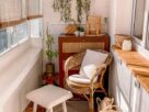 varanda de apartamento pequena organizada com moveis de madeira plantas e iluminacao