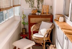 varanda de apartamento pequena organizada com moveis de madeira plantas e iluminacao