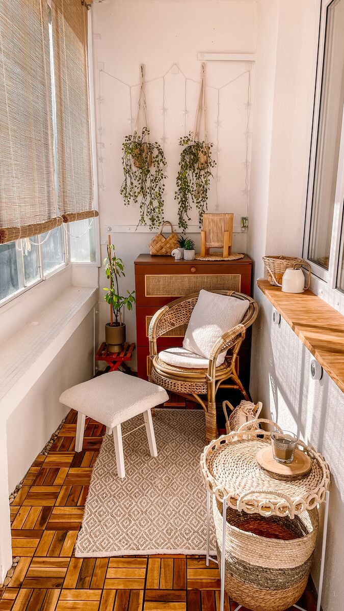 varanda de apartamento pequena organizada com moveis de madeira plantas e iluminacao