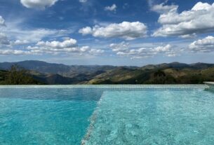 Piscina residencial sendo preparada para o verão com água limpa